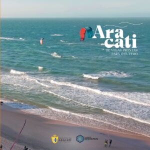 Capa do Livro "Aracati: de velas prontas para o futuro". A foto de capa é do mar da cidade com vários kitesurfistas.