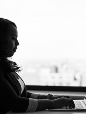 Mulheres na tecnologia: presença cresce, mas equidade no setor ainda é desafio no Brasil