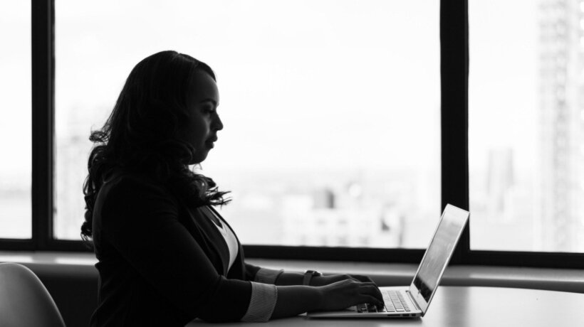 Mulheres na tecnologia: presença cresce, mas equidade no setor ainda é desafio no Brasil